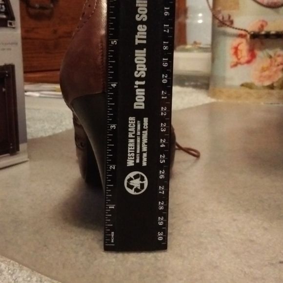 Gianni Bini Brown Oxford Heels - Picture 11 of 12